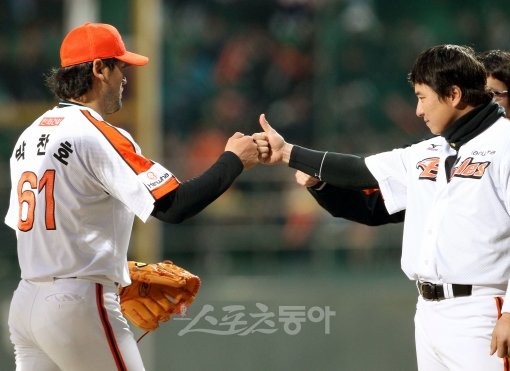 ‘코리안특급’은 건재했다. 한화 박찬호(왼쪽)가 페넌트레이스 데뷔전이었던 12일 청주 두산전에서 1회 위기를 무사히 넘기고 
덕아웃으로 들어가며 정원석과 주먹을 맞부딪히고 있다. 청주｜박화용 기자 inphoto@donga.com 트위터 
@seven7sola