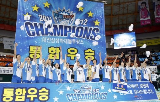 삼성화재 선수단이 12일 열린 챔피언결정전 4차전에서 대한항공을 꺾고 V6에 성공한 뒤  시상식에서 모자를 던지며 환호하고 있다. 인천 ｜ 김종원 기자 won@donga.com 트위터 @beanjjun