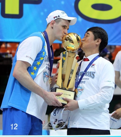 우승컵에 입맞추는 신감독(오른쪽)과 가빈. 인천 | 김종원기자 won@donga.com 트위터 @beanjjun