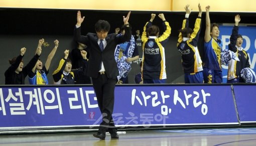 신한은행이 12일 임달식 감독(오른쪽)과 3년간 최고 대우로 재계약했다. 스포츠동아DB