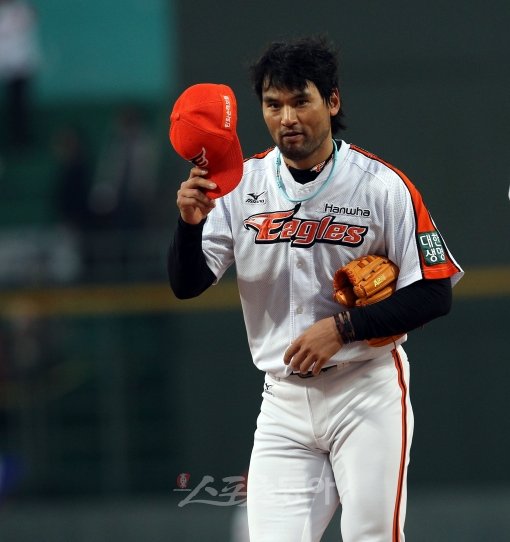 12일 저녁 청주야구장에서 열린 2012프로야구 한화와 두산의 경기에서 한화 선발 투수 박찬호가 마운드에 올라 박기태 구심에게 인사를 하고 있다. 청주｜박화용 기자 inphoto@donga.com 트위터 @seven7sola