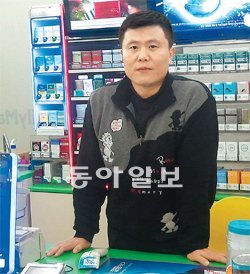 4일 서울 서초구 잠원동에 편의점을 연 탈북인 차광수 씨가 판매대 앞에 서서 포즈를 취했다. 차 씨는 1999년 탈북해 중국과 미얀마를 거쳐 2006년 한국에 건너왔다. 김준일 기자 jikin@donga.com