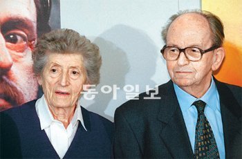 레몽 오브라크 씨(오른쪽)와 부인 뤼시 씨가 1997년 2월 20일 클로드 베리 감독의 영화 ‘뤼시 오브라크’가 독일 베를린 영화제에 출품된 것에 맞춰 함께 독일을 방문했을 때의 모습.