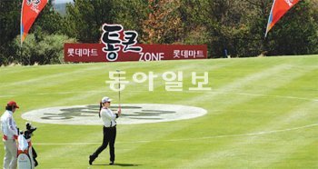 12일 한국여자프로골프(KLPGA)투어 롯데마트 오픈이 열리고 있는 제주 서귀포시 롯데스카이힐CC 18번홀에서 임지나(한화)가 세컨드샷을 준비하고 있다. 한국여자프로골프협회 제공