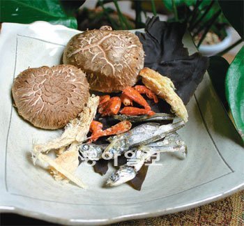 멸치와 마른새우 북어채 다시마 표고버섯은 ‘천연조미료 5인방’으로 불린다. 이기진 기자 doyoce@donga.com