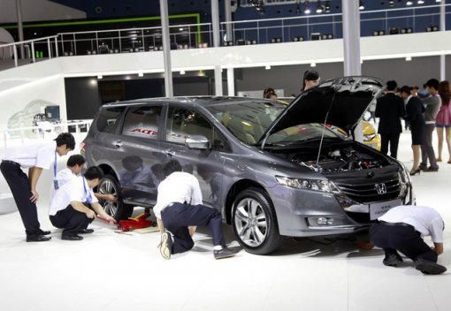 기술자들이 광저우 국제 모터쇼에 앞서 혼다 오딧세이를 체크하고 있다. 사진=로이터통신