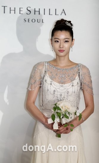 배우 전지현이 13일 오후 서울 중구 신라호텔에서 열린 결혼식에 앞서 포토타임을 갖고 있다. 국경원 기자 onecut@dong.com