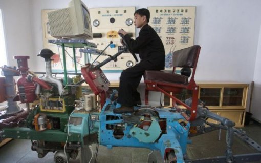 북한 학생이 시뮬레이터로 트랙터 운전을 배우고 있다. 사진=AP