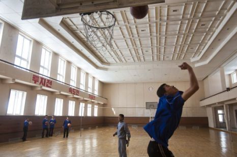 위 사진과 동일한 학교의 농구시설에서 북한 학생들이 농구를 하고있다.