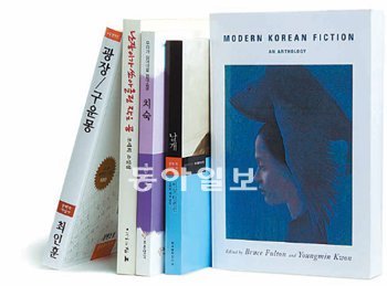 세 사람이 감명깊게 읽었다는 한국 소설들과 실제로 그들이 독서클럽에서 사용하는 있는 영문 번역본.