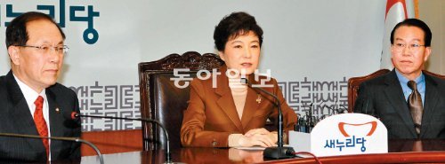 새누리 선대위 해단 새누리당 박근혜 비상대책위원장(가운데)이 13일 오전 서울 여의도 당사에서 열린 중앙선대위 마지막 회의를 주재하고 있다. 왼쪽과 오른쪽은 황우여 원내대표와 권영세 사무총장. 박 위원장은 북한의 장거리로켓 발사를 “한반도 안전과 동북아 평화를 위협하는 도발행위”로 규정했다. 김동주 기자 zoo@donga.com