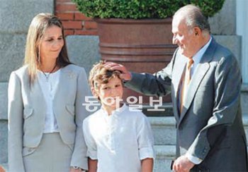 후안 카를로스 스페인 국왕(오른쪽)과 손자 펠리페 군. 데일리메일 홈페이지