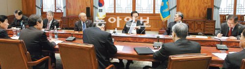 긴급 외교안보장관회의 이명박 대통령은 13일 오전 9시 북한의 장거리 로켓 발사 소식이 전해진 직후 청와대에서 긴급 외교안보장관회의를 소집했다. 이 대통령이 김성환 외교통상부 장관, 김관진 국방부 장관, 류우익 통일부 장관 등 관계부처 장관들과 대책을 논의하는 모습. 청와대사진기자단