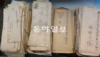 미국 국립문서보관소에서 발견된 북한 평양중앙우체국의 소인이 찍힌 편지들. 편지봉투에 들어 있는 채로 1000여 통의 편지가 보관돼 있다. 삼인 제공