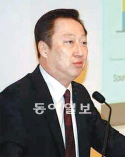 14일 미국 보스턴 하버드대 경영대학원 강당에서 열린 ‘아시아 비즈니스 콘퍼런스’에서 1995년부터 시작된 두산그룹의 변신과 구조조정에 대해 강연하고 있는 박용만 두산그룹 회장. 보스턴=박현진 특파원 witness@donga.com