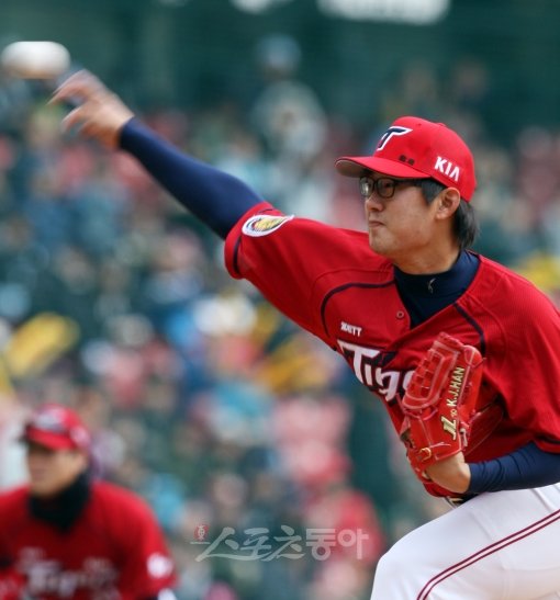 최고의 신인에서 정상급 마무리로, 그러나 수술과 2년간의 고통스러운 재활까지. 팀을 위해 다시 마무리로 돌아온 KIA 한기주는 새로운 꿈을 향해 공을 던진다. 스포츠동아DB