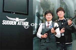 경기 태성고 2학년 김기윤 군(왼쪽)이 게임기획자 곽민호 씨를 만나 이야기를 나눴다.