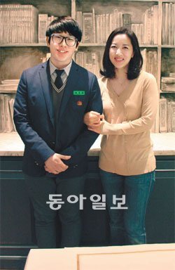 경기 신경고 2학년 허준회 군(왼쪽)이 나승연 전 평창동계올림픽유치위 대변인을 만나 이야기를 나눴다.