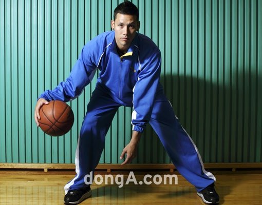 지난 시즌 삼성의 '쇼타임 농구'를 이끈 34살의 꽃미남 이승준은 현재 솔로다. 국경원 기자 onecut@donga.com