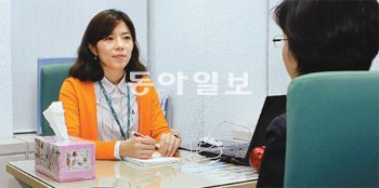 16일 서울 마포구 공덕동 노사발전재단 서울전직지원센터에서 임은경 컨설턴트(왼쪽)가 구직자와 면담하고 있다. 눈물을 흘리는 구직자를 위해 책상에 화장지를 갖다 놨다. 노사발전재단 전직지원센터 제공