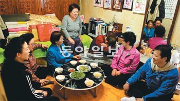 30년 만에 고향을 찾은 이일권 할머니(왼쪽에서 세 번째)가 친지들과 둘러앉아 이야기
나누는 모습을 유흥진 씨(오른쪽)가 흐뭇하게 바라보고 있다. 이 할머니는 친지들에게
“다시는 못 볼 줄 알았다”며 눈시울을 붉혔다. 삼성SDI 제공