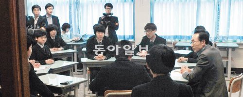 이명박 대통령이 16일 학교폭력 방지 우수학교로 지정된 경기 여주군 여주중학교를 방문해 학생들이 바라는 학교에 대한 이야기를 듣고 있다. 이 대통령의 이번 방문은 2월 범정부 차원에서 마련한 ‘학교폭력 근절 종합대책’ 발표 이후 첫 번째 현장 행보다. 여주=청와대사진공동취재단