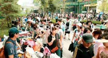 28일 인천 송도국제도시 센트럴파크에서 축제를 겸한 벼룩시장인 굿마켓이 열린다. 지난해 송도국제업무단지 내 커널워크에서 세 차례 진행된 굿마켓에는 1만2000여 명이 다녀갔다. 송도국제도시개발유한회사 제공