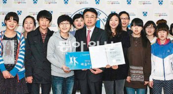 배재대 다문화교육센터 재능개발 프로그램에 참여하고 있는 학생들과 강사진. 배재대 제공