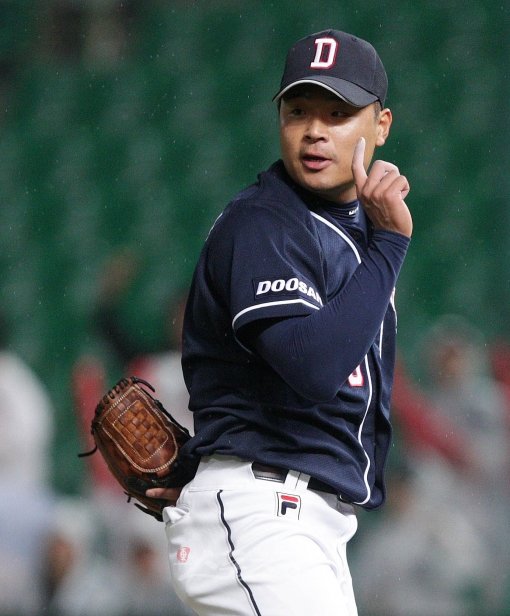 프로 데뷔 8년 만에 잠재력을 터트렸다. 팔꿈치 수술과 임의탈퇴의 시련을 딛고 다시 마운드에 선 두산 서동환. 그가 던지는 것은 공이 아니라 야구를 향한 꿈과 열정이다.  스포츠동아DB