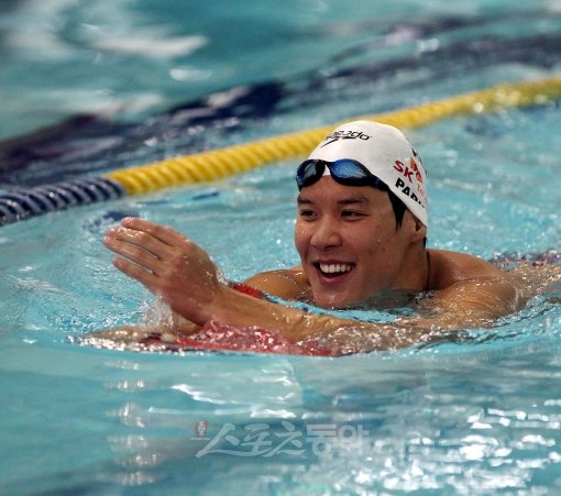 ‘다시 한번 이 포효를!’ 2012런던올림픽에선 정상 수성에 나선다. ‘마린보이’ 박태환이 런던올림픽 D-100에 맞춰 스포츠동아와 서면 인터뷰를 갖고 또 한번 금메달을 다짐했다. 스포츠동아DB