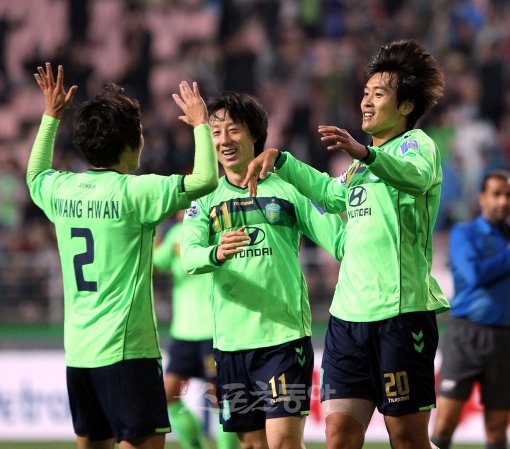 전북 이동국(오른쪽)이 17일 부리람과의 AFC챔피언스리그 예선 4차전에서 자신의 두 번째 골을 터뜨린 뒤 동료들과 기쁨을 나누고 있다. 전주｜박화용 기자 inphoto@donga.com 트위터 @seven7sola