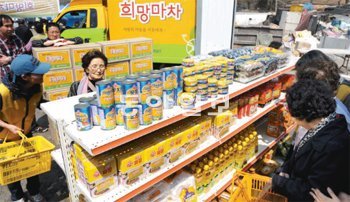 17일 이마트 ‘희망마차’의 첫 방문지인 서울 서초구 방배동 남태령전원마을에서 주민들이 필요한 물품을 고르고 있다. 이마트 제공