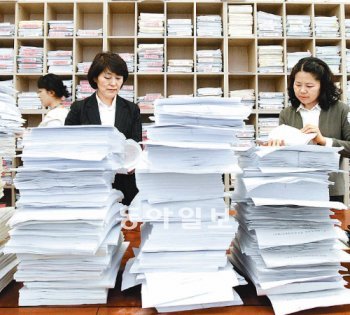 법사위에 쌓여 있는 미처리 법안들 국회 사무처 직원들이 17일 법제사법위원회 소회의실 서고에서 아직 처리되지 않은 계류 법안들을 점검하고 있다. 전영한 기자 scoopjyh@donga.com