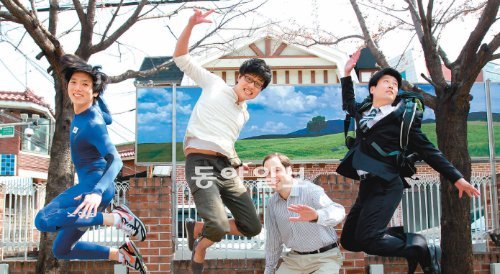 권준오 씨의 출판기념회가 열린 서울 홍익대 인근 소극장 옆 공터에서 ‘똘끼’ 넘치는 포즈를 취하는 배장환, 권준오, 아론 밀러, 조명화 씨(왼쪽부터). ‘똘끼’ 청년 4인방은 “‘88만 원 세대’는 젊은이들 스스로를 사회적 굴레에 속박시키는 말”이라며 “꿈만 꾸면서 안절부절 말고 실천에 옮기라”고 말했다. 김동주 기자 zoo@donga.com