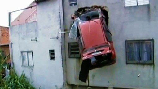 지난 15일 브라질 상파울루의 이층집 벽을 뚫고 들어간 푸조의 모습. 출처=잘롭닉