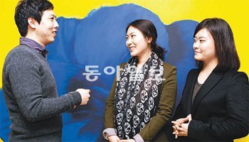 미국 기업에 취업한 영남대 김재완 이유진 맹현아 씨(왼쪽부터)가 취업 준비 등에 관한
이야기를 나누고 있다. 영남대 제공