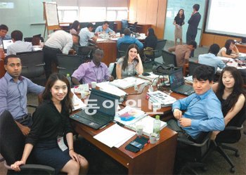 지난해 입사한 LG전자 외국인 유학생 출신 신입사원들이 글로벌 트레이닝 센터에서 교육을 받고 있다. 왼쪽에서 두 번째가 투흐엉 씨. LG전자 제공