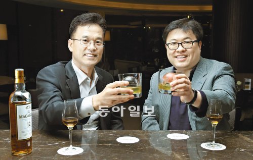 맥캘란 수입사인 에드링턴코리아의 김주호 대표(왼쪽)와 뮤지컬 평론가 원종원 순천향대 신문방송학과 교수는 “싱글몰트 위스키와 뮤지컬은 딱딱한 일상의 긴장을 풀어줘 삶을 풍성하고 여유롭게 만들어준다”고 입을 모았다. 김미옥 기자 salt@donga.com