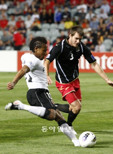 포항 아사모아(왼쪽)가 18일 AFC 챔스리그 애들레이드(호주)와의 원정 경기에서 상대 수비수를 따돌리고 슛을 하고 있다. 애들레이드(호주)｜김미옥 동아일보 기자 salt@donga.com
