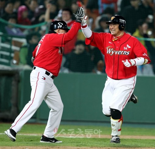 홈런은 언제 쳐도 기쁘다. SK 조인성(오른쪽)이 18일 사직 롯데전 7회 2사 1·2루서 좌중월3점포를 쏘아올린 뒤 활짝 웃으며 3루에서 조 알바레즈 코치와 하이파이브를 하고 있다. 역대 27번째이자 포수 중에선 4번째 개인통산 150호 홈런이었다. 사직 ｜ 김민성 기자 marineboy@donga.com 트위터 @bluemarine007