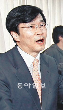 곽노현 서울시교육감이 18일 서울시교육청에서 기자회견을 열고 항소심 선고에 대한 의견을 밝히고 있다. 원대연 기자 yeon72@donga.com