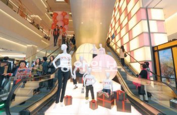 20일 문을 여는 신세계백화점 의정부점 3층 전경. ‘경기 북부 유일의 역사(驛舍) 백화점’을 내세우며 다양한 명품 매장과 멀티편집숍, 문화시설을 갖췄다. 신세계백화점 제공