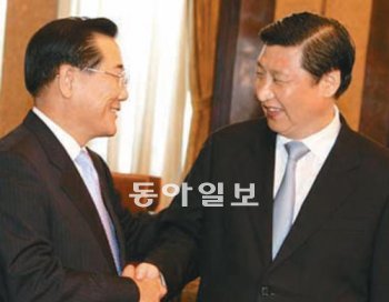 2007년 7월 투자유치를 위해 중국을 방문한 박준영 전남지사(왼쪽)가 당시 상하이 시 당서기였던 시진핑 부주석과 담소를 나누고 있다. 전남도 제공