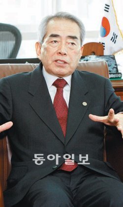 2014년 인천 아시아경기대회 김영수 조직위원장이 17일 기자와 만나 성공 개최 방안을 밝히고 있다. 박선홍 기자 sunhong@donga.com