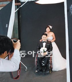 18일 낮 대전 유성구 도룡동 토털웨딩업체인 ‘헤라웨딩’ 스튜디오에서 장애인부부가 환한 표정으로 웨딩촬영을 하고 있다. 이기진 기자 doyoce@donga.com