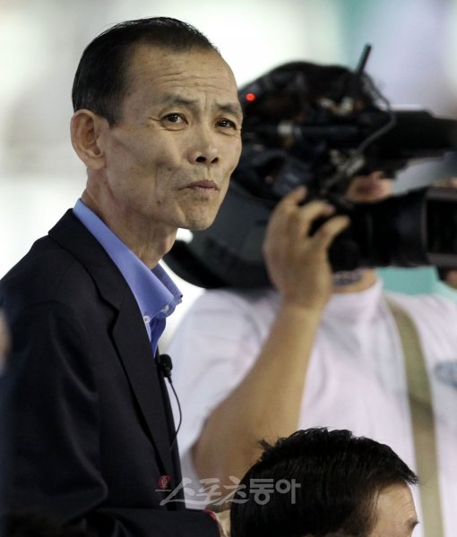 마린보이 박태환이 19일 오후 울산 문수수영장에서 열린 '제84회 동아수영대회 및 제 30회 런던올림픽 경영 선발대회' 400m 결승전에 참가해 3분 47초 41로 대회신기록을 세웠다. 노민상 감독이 박태환의 역영을 바라보고 있다. 울산｜김민성 기자 marineboy@donga.com 트위터 @bluemarine007