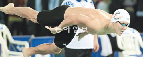 ‘마린보이’ 박태환이 19일 울산 문수수영장에서 열린 제84회 동아수영대회 남자 일반부 자유형 400m에서 힘찬 스타트를 하고 있다. 박태환은 3분47초41로 대회기록을 경신했다. 울산=신원건 기자 laputa@donga.com