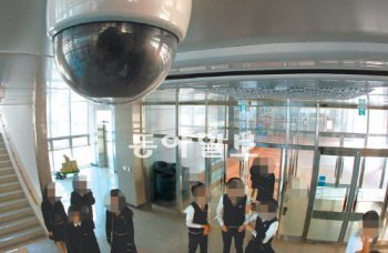 학교폭력 예방용 CCTV 설치 늘어 교내 폭력을 막기 위해 학교 안에 폐쇄회로(CC)TV를 설치하는 곳이 늘고 있다. 작년에 개교한 서울 은평구 신도고교. 이종승 기자 urisesang@donga.com