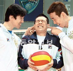 경기 용인시 삼성트레이닝센터 삼성화재 체육관에서 만난 삼성화재 ‘노장 3총사’ 석진욱, 여오현, 고희진(왼쪽부터)이 카메라 앞에서 재미있는 장면을 연출하고 있다. 채널A 제공