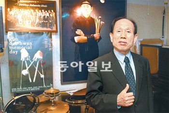 “부모님과 아내만큼 특별한 분이죠.” 유재만 사장은 특히 작고한 타악연주가 김대환과 각별한 사이였다. 유 사장은 김대환박물관으로 운영되는 기념품숍 2층을 찾아 “매일 오전 돌아가신 형님께 안부 인사를 한다”고 말했다. 김경제 기자 kjk5873@donga.com